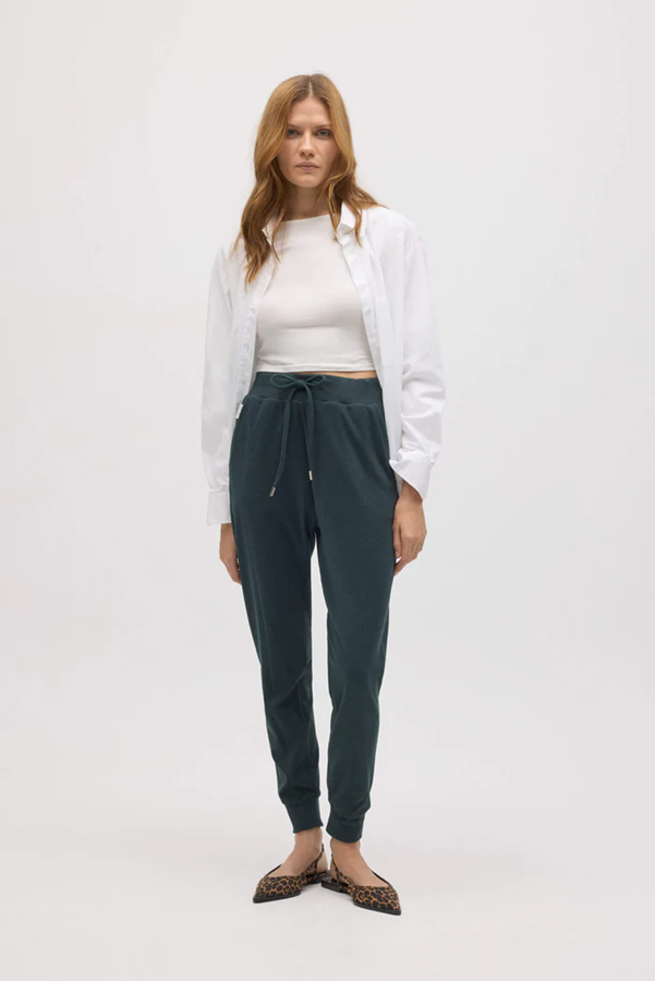 70670 1 pantalon jogger con textura verde botella (Copy)