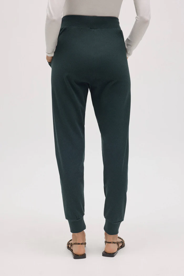 70670 3 pantalon jogger con textura verde botella (Copy)